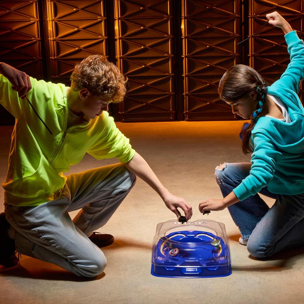 Deux toupies Beyblade X Drop Attack en pleine bataille dans l'arène officielle HASBRO