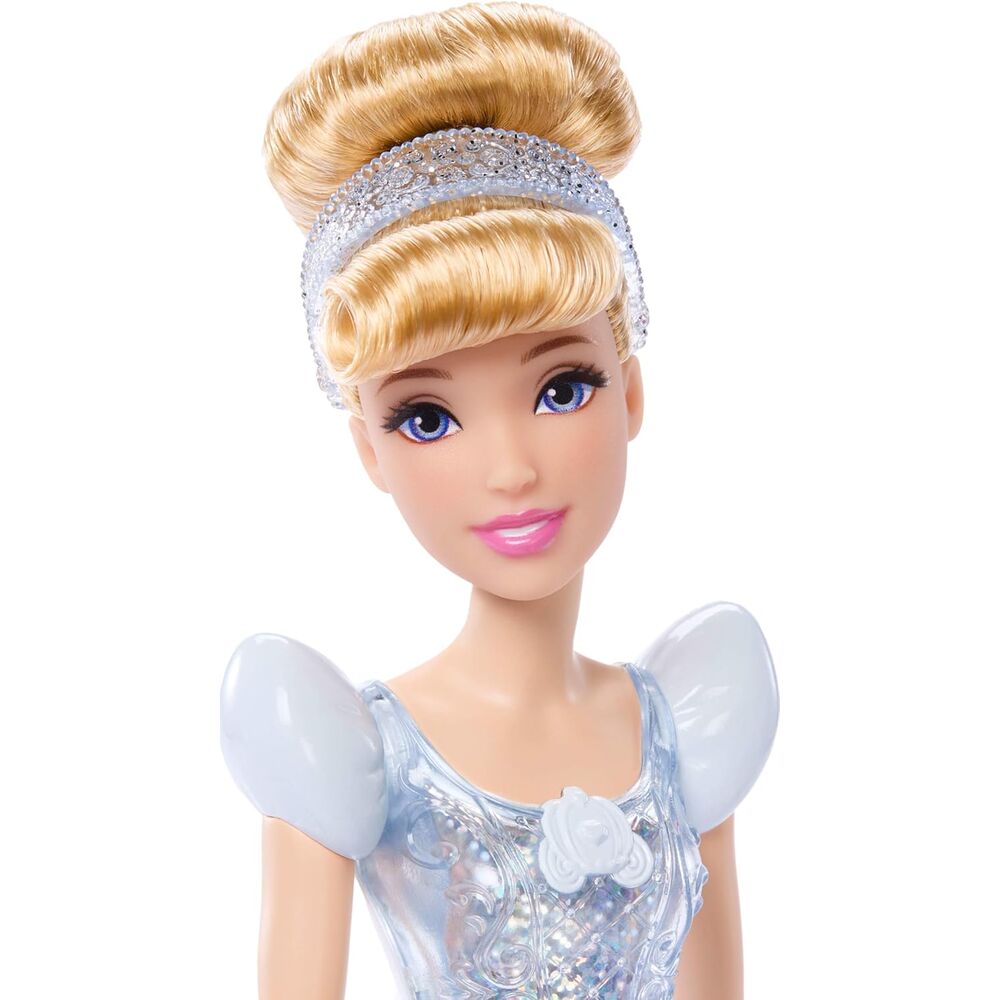 Détail des accessoires de la poupée Cendrillon : chaussures interchangeables et tiara brillante