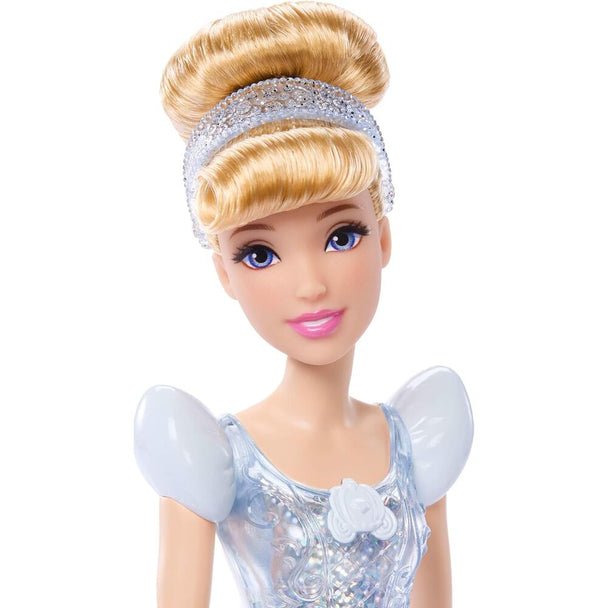 Détail des accessoires de la poupée Cendrillon : chaussures interchangeables et tiara brillante