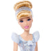 Détail des accessoires de la poupée Cendrillon : chaussures interchangeables et tiara brillante