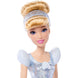 Détail des accessoires de la poupée Cendrillon : chaussures interchangeables et tiara brillante