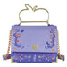 Détail du motif Blanche-Neige sur le sac Loungefly montrant les couleurs vives et la qualité d'impression