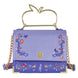 Détail du motif Blanche-Neige sur le sac Loungefly montrant les couleurs vives et la qualité d'impression