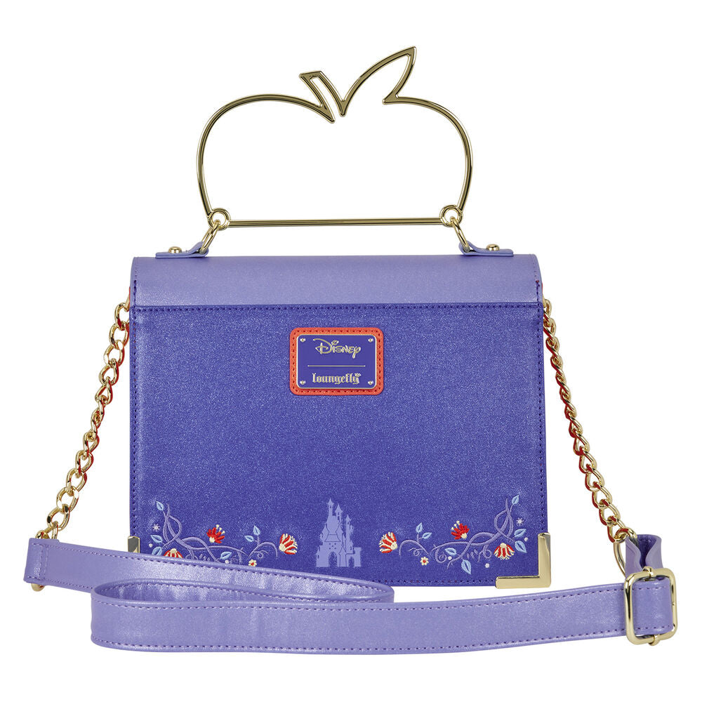 Photo du sac Loungefly Disney Princess Blanche-Neige porté sur l'épaule avec bandoulière réglable