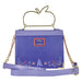Photo du sac Loungefly Disney Princess Blanche-Neige porté sur l'épaule avec bandoulière réglable