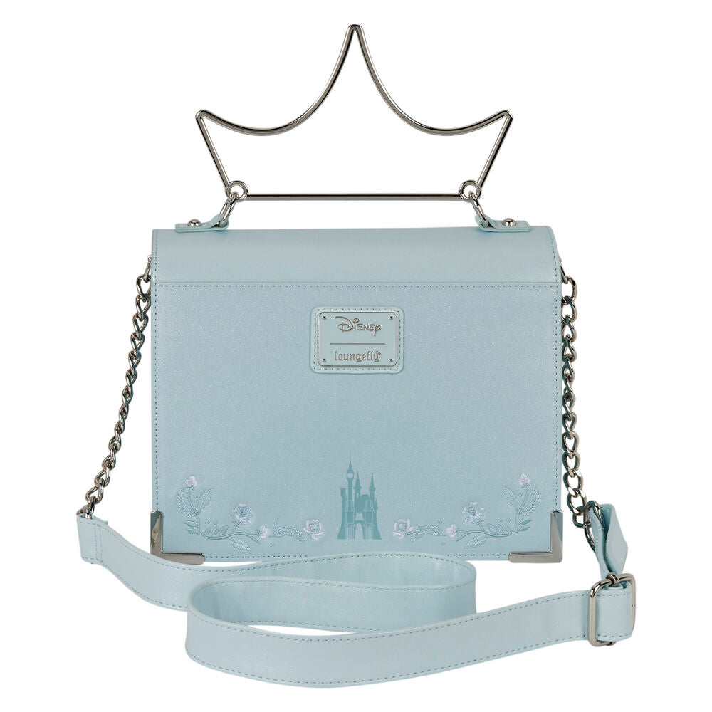 Sac Loungefly Cendrillon porté à l'épaule montrant sa taille compacte et élégante
