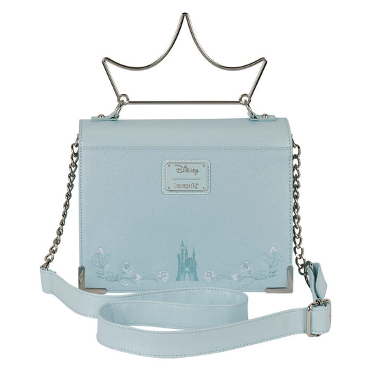 Sac Loungefly Cendrillon porté à l'épaule montrant sa taille compacte et élégante