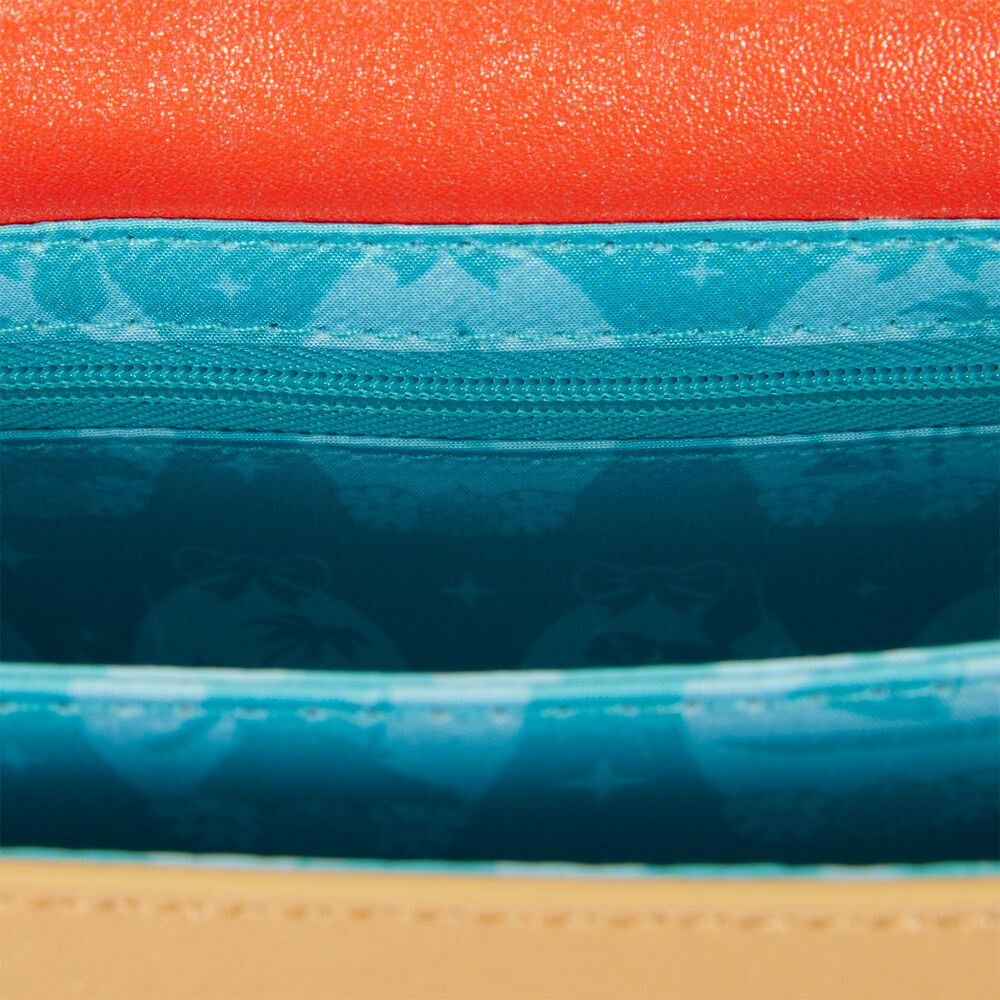 Vue arrière du sac Loungefly Disney Vaiana et Cendrillon mettant en valeur la sangle ajustable et les finitions précises