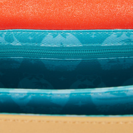 Vue arrière du sac Loungefly Disney Vaiana et Cendrillon mettant en valeur la sangle ajustable et les finitions précises
