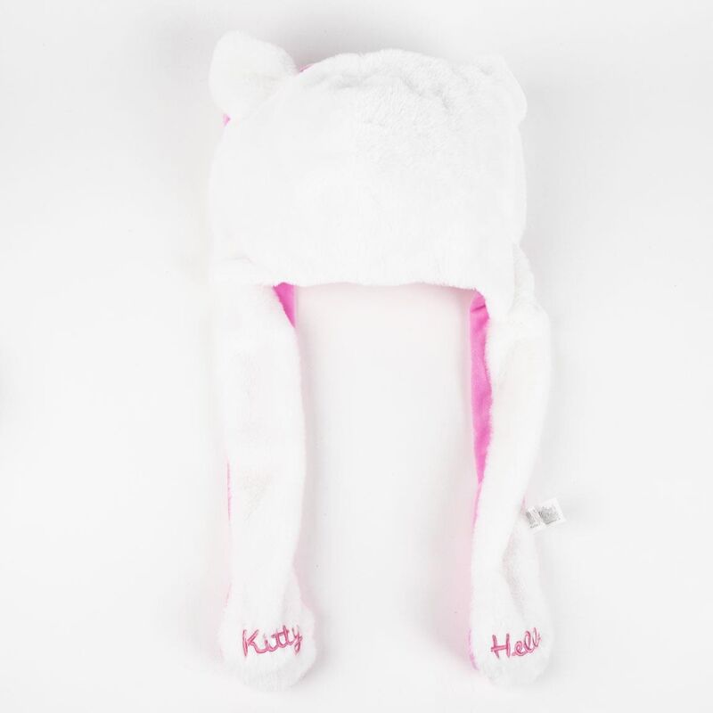 Gros plan sur le bonnet Hello Kitty CERDÁ, mettant en évidence la douceur du polyester et la qualité des finitions, parfait pour l'hiver.