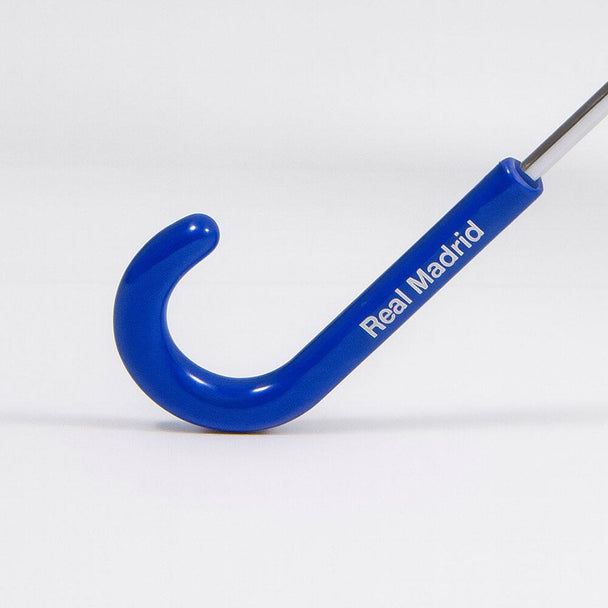 Détail du manche noir ergonomique du parapluie Real Madrid de 45cm, facile à tenir