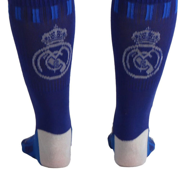 Vue rapprochée du logo Real Madrid brodé sur les chaussettes CERDÁ pour adultes