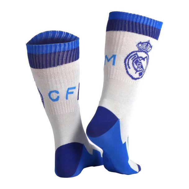 Chaussettes Real Madrid CERDÁ portées par un modèle, mettant en avant leur confort et ajustement parfait.