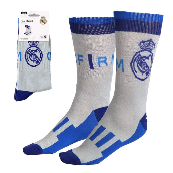 Vue rapprochée des chaussettes adultes Real Madrid CERDÁ montrant le logo officiel brodé sur fond blanc.