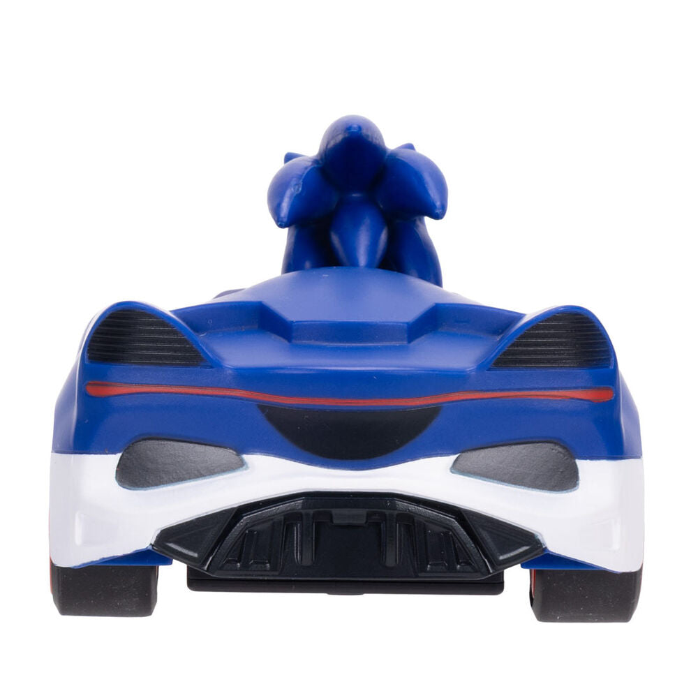Enfant souriant tenant la figurine Sonic et le véhicule assorti en jouant