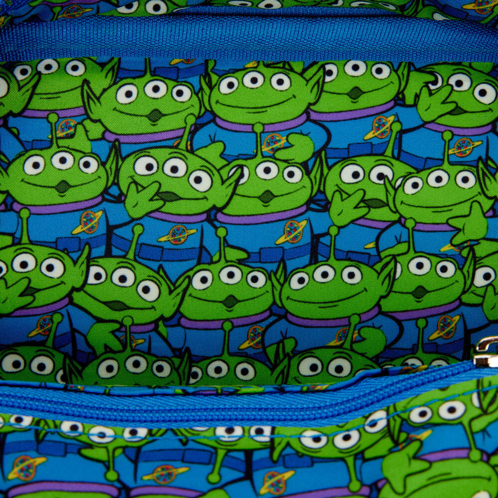 Sac Loungefly Toy Story 30e anniversaire porté en bandoulière par une personne fan de Disney Pixar