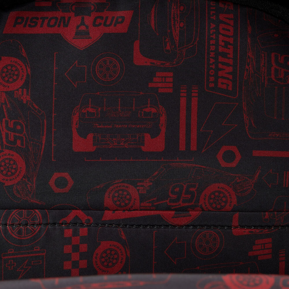 Intérieur du sac à dos Loungefly Disney Pixar Cars McQueen avec doublure assortie et compartiment spacieux
