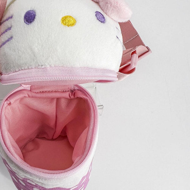 Sac peluche Hello Kitty CERDÁ, vue latérale, illustrant sa petite taille pratique et sa forme adorable, parfait pour un usage quotidien.