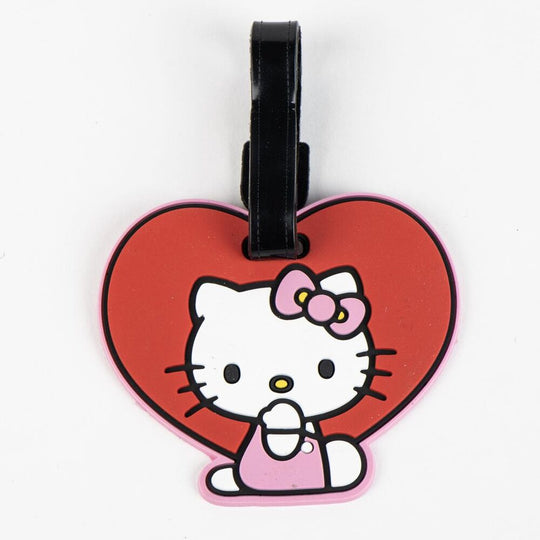 Gros plan sur l'étiquette de bagage Hello Kitty CERDÁ, mettant en évidence la qualité du caoutchouc et les détails soignés de l'impression du personnage.