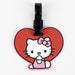 Gros plan sur l'étiquette de bagage Hello Kitty CERDÁ, mettant en évidence la qualité du caoutchouc et les détails soignés de l'impression du personnage.
