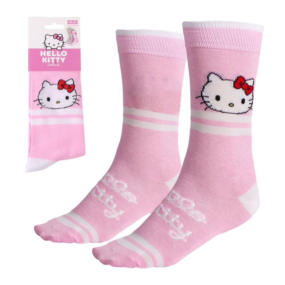 Chaussettes Hello Kitty pour adulte portées, montrant le confort et le style, parfaites pour compléter une tenue décontractée avec une touche d'originalité.