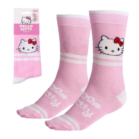 Chaussettes Hello Kitty pour adulte portées, montrant le confort et le style, parfaites pour compléter une tenue décontractée avec une touche d'originalité.