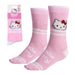 Chaussettes Hello Kitty pour adulte portées, montrant le confort et le style, parfaites pour compléter une tenue décontractée avec une touche d'originalité.