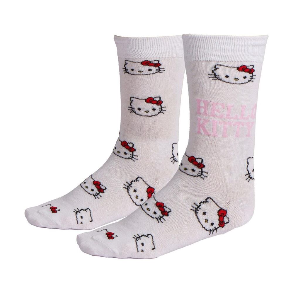Image présentant les trois paires de chaussettes Hello Kitty portées, illustrant la coupe et le style sur un pied adulte.