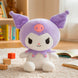 Peluche Hello Kitty Kuromi SANRIO de profil, mettant en évidence leur forme ronde et leur douceur irrésistible, parfaite pour les câlins.