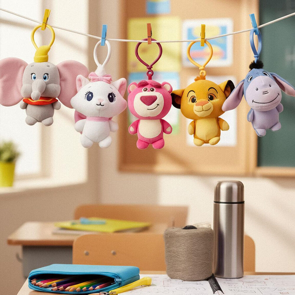 Porte-clés peluche Disney de CERDÁ représentant Daisy Duck, avec son nœud rose et son charme irrésistible, un accessoire mignon pour les amoureux de Disney.