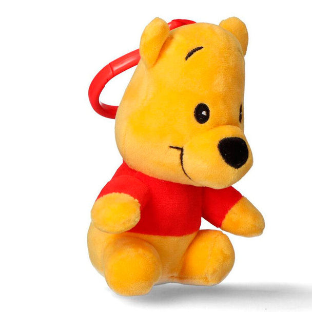 Gros plan du porte-clés peluche Winnie l'Ourson Disney CERDÁ®, mettant en évidence la douceur du matériau et la qualité des finitions.