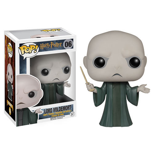 Figurine FUNKO POP Lord Voldemort de profil avec détails du visage et tenue sombre, taille 9 cm