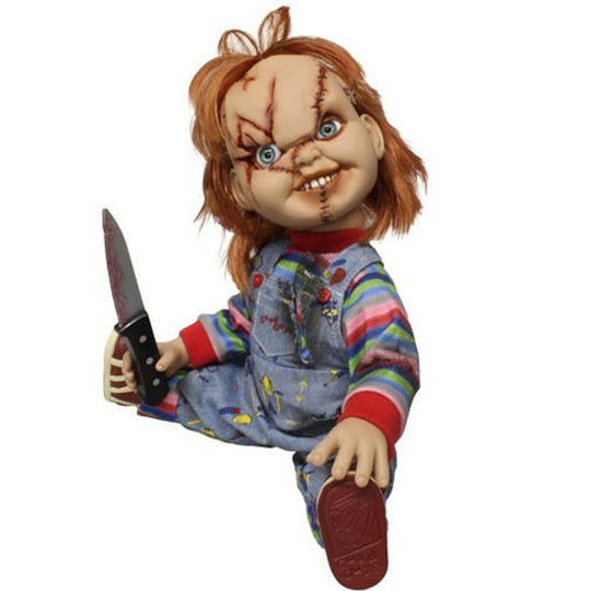 Gros plan sur le visage expressif et les yeux de la figurine Chucky parlante