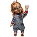 Vue latérale de la figurine Chucky mettant en avant ses vêtements détaillés
