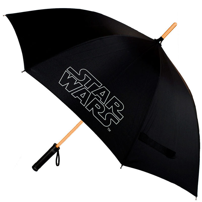 Parapluie Star Wars ouvert, montrant le motif et la taille du parapluie, avec une personne le tenant dans un environnement urbain pluvieux.