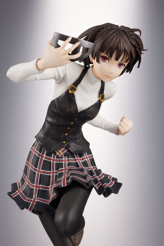 Détail de la statuette Makoto Niijima, focus sur l'uniforme et les accessoires