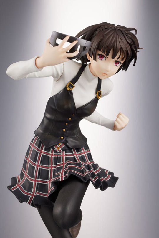 Détail de la statuette Makoto Niijima, focus sur l'uniforme et les accessoires