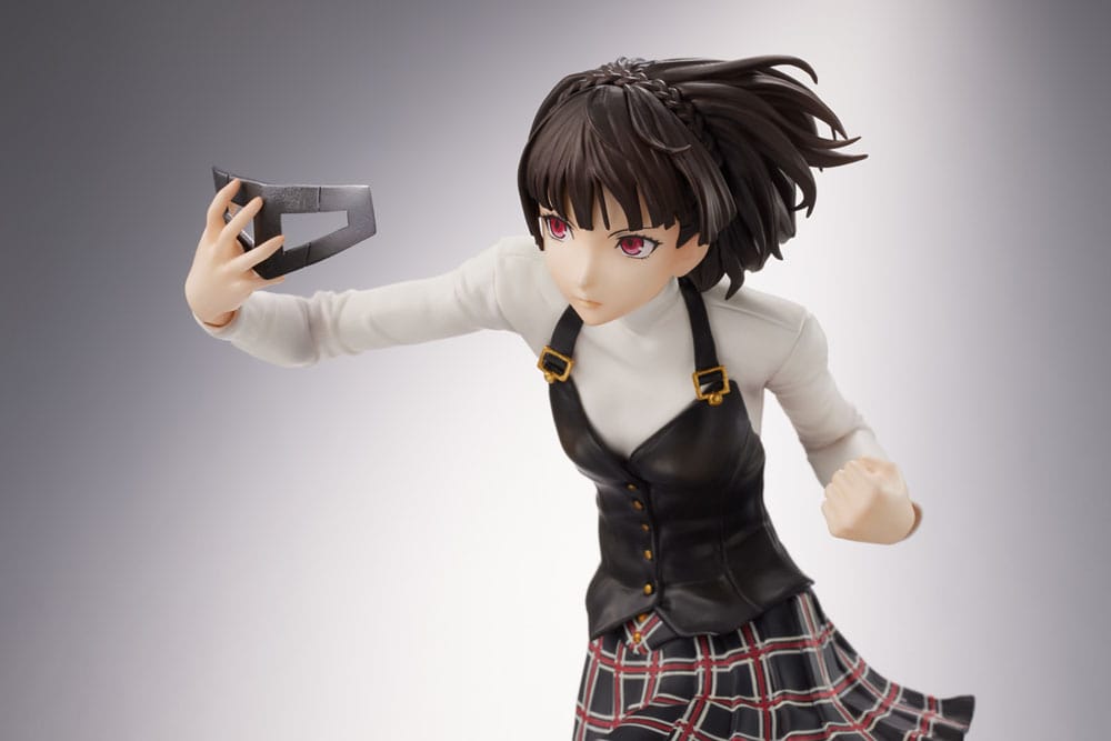 Statuette Makoto Niijima Amakuni sur son socle décoratif, vue latérale