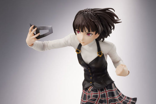 Statuette Makoto Niijima Amakuni sur son socle décoratif, vue latérale