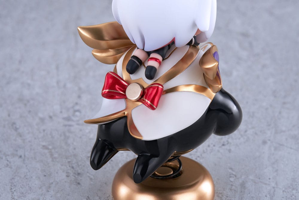 Comparaison de taille de la figurine Topaz & Numby 10cm