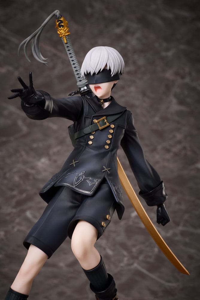 Statue 9S Deluxe Aniplex - Vue latérale montrant l'uniforme et les accessoires
