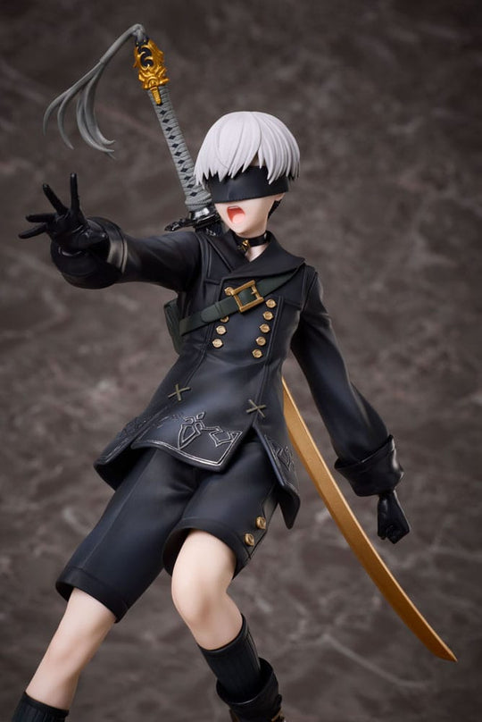 Statue 9S Deluxe Aniplex - Vue latérale montrant l'uniforme et les accessoires