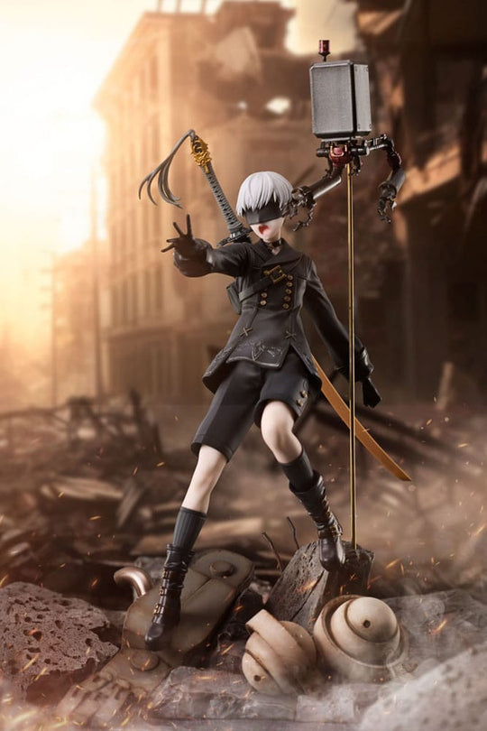 Figurine 9S NieR:Automata - Image promotionnelle avec fond du jeu