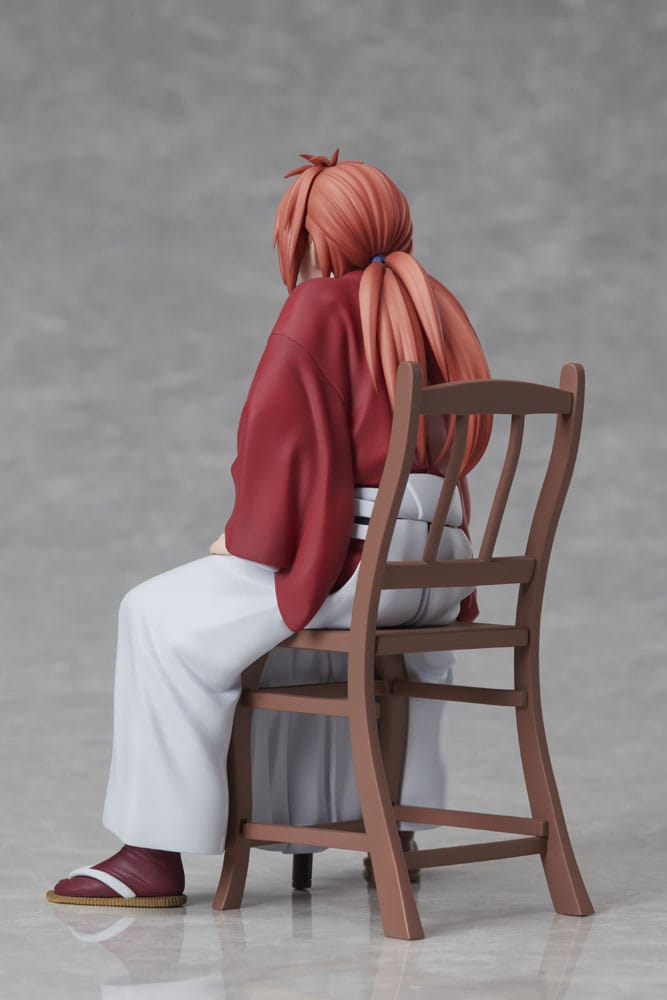 Vue latérale de la figurine Kenshin Himura, pose dynamique