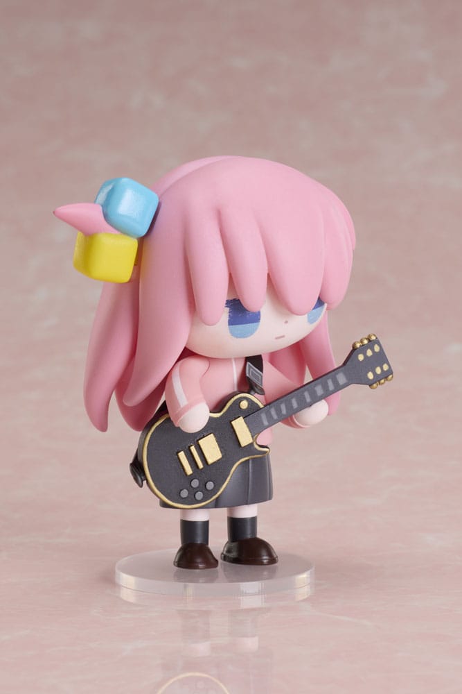 Vue latérale de la figurine Bocchi the Rock! Hitori Gotoh, cheveux roses