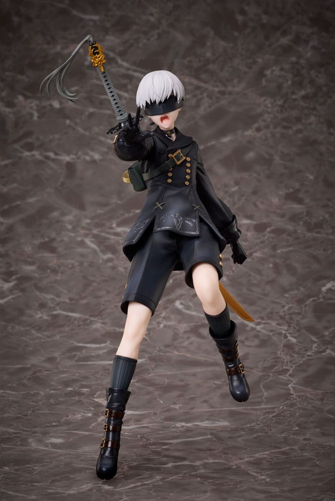 Figurine 9S NieR Automata Aniplex, vue de trois-quarts, montrant la pose dynamique.