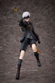 Figurine 9S NieR Automata Aniplex, vue de trois-quarts, montrant la pose dynamique.