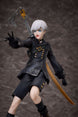Statue PVC NieR Automata 9S Aniplex, vue arrière, mettant en valeur les finitions du manteau.