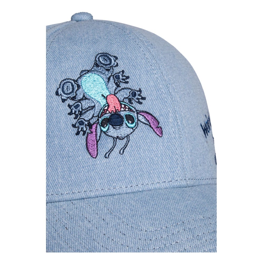 Gros plan sur la broderie Weird Stitch de la casquette
