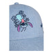 Gros plan sur la broderie Weird Stitch de la casquette